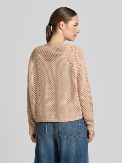 Frauenmodel trägt Strickpullover mit Kaschmir-Anteil von Luisa Cerano, beige Lochmuster, oversized, Raglanärmel, Rückansicht, KI-modifiziertes Bild