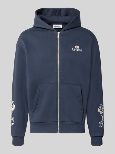 Produktfoto, Relaxed Fit Sweatjacke mit Kapuze von REVIEW in Blau mit floraler Stickerei aus Baumwoll-Mix, Reißverschluss, Kängurutasche