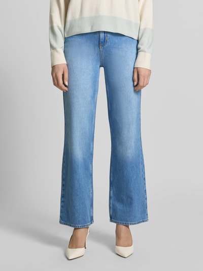 Vrouwenmodel draagt Wide Leg Jeans im Used-Look van comma, lichtblauw, mix van katoen en lyocell, steekzakken, ganzebody vooraanzicht.