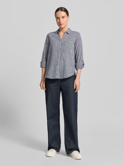 Frauenmodel trägt Regular Fit Hemdbluse aus reiner Baumwolle von Tom Tailor in Hahnentritt Optik: Allover-Muster, Ganzkörperansicht von vorne.