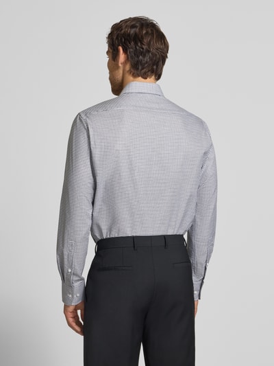 Männermodel trägt Regular Fit Business-Hemd mit Haifischkragen von Christian Berg Men in Schwarz-Weiß-Muster, reine Baumwolle, Ganzkörperansicht Rückansicht.