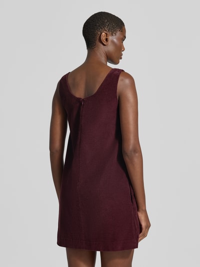 Vrouwenmodel draagt slim fit vrijetijdsjurk uit puur katoen van Lacoste in donkerrood, gladde stof, volledig beeld van achteren. Dames vrijetijdsjurk van Lacoste