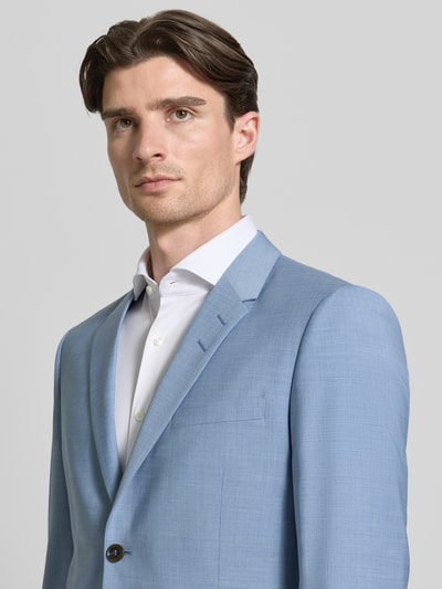 Männermodel trägt Regular Fit Sakko mit Woll-Anteil Modell 'Jamie' von Tiger Of Sweden in Hellblau mit 2-Knopfleiste, Reverskragen, Pattentaschen und feiner Struktur; Elastischer-Material-Mix, Rückenlänge bei Größe 50: 72 cm, Schulterbreite: 46 cm, Ärmellänge: 64 cm, Nahaufnahme Oberkörper.