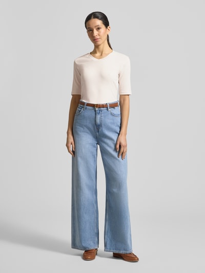 Kobiece modelka ma na sobie T-shirt z dekoltem w serek od Christian Berg Woman, mieszanka bawełny i elastanu, krój regular fit, rękaw o dł. 1/2, długość tyłu w rozmiarze S: 55 cm, jasny kolor, prosta faktura, pełny widok z przodu.