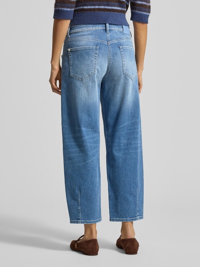 Männermodel trägt Wide Fit Jeans mit Eingrifftaschen Modell 'Elin' von Cambio, mieszanka bawełny elastycznej, długość wewnętrzna nogawki 67 cm, szerokość w rozmiarze 36: 39 cm, wpuszczane i tylne kieszenie, zapięcie na guzik i zamek błyskawiczny, widok całej sylwetki z tyłu