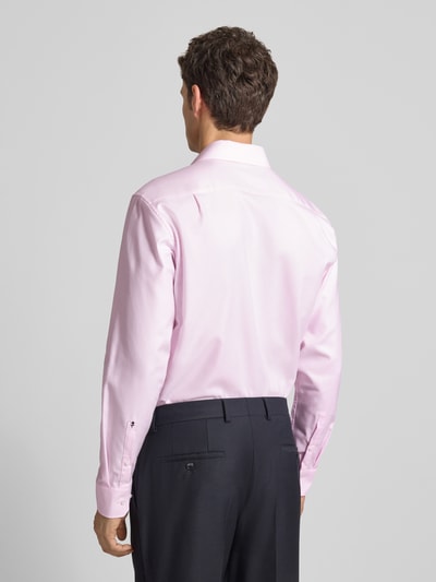 Männermodel trägt Regular Fit Businesshemd aus Big Twill von Seidensticker, Unifarbenes-Design, Reine Baumwolle, Rückenlänge 82 cm, Ganzkörperansicht Rückansicht