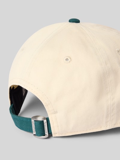 Produktfoto, Baseball Cap mit Motiv-Stitching Modell '9TWENTY®' von New Era aus reiner Baumwolle, cremefarben, grüner Strapback, Detailaufnahme