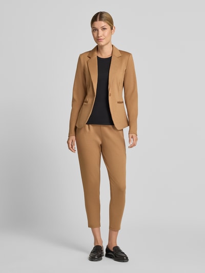 Frauenmodel trägt Blazer mit Viskose-Anteil Modell 'Kate' von ICHI in Braun, taillierte Passform mit Reverskragen und Paspeltaschen, Ganzkörperansicht von vorne. Rückenlänge bei Größe S 59 cm, Brustweite 45 cm, Ärmellänge 55 cm, elastischer Material-Mix.