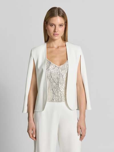 Frauenmodel trägt Blazer in offener Passform von Swing aus Material-Mix mit Stretch-Anteil, taillierter Schnitt, Rückenlänge 63 cm, Ganzkörperansicht von vorne.