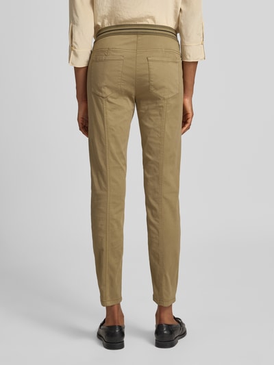 Frauenmodel trägt Slim Fit Hose in verkürzter Passform von Luisa Cerano, beige, elastischer Baumwoll-Mix, Rückansicht Ganzkörperansicht.
