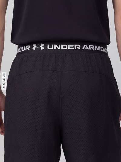 Männermodel trägt Relaxed Fit Sportshorts im Double-Layer-Look von Under Armour, schwarze Farbe, Textur mit feinen Perforationen, Ganzkörperansicht Rückansicht, Herren Sportshorts von Under Armour, KI-modifiziertes Bild.