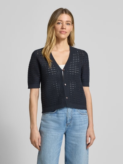 Frauenmodel trägt Regular Fit Cardigan aus Viskose-Mix Modell 'Dostal' von OPUS, dunkelblau, Strick-Optik, kurzärmelig, V-Ausschnitt, Knopfleiste, semitransparent, Ganzkörperansicht von vorne.