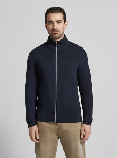 Männermodel trägt Cardigan mit Stehkragen und Reißverschluss von Lindbergh, Baumwoll-Mix, Regular-Fit, Ripp-Optik, Ganzkörperansicht von vorne.