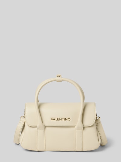 Produktfoto, Handtasche mit Label-Applikation von VALENTINO BAGS in Creme mit Überschlag, Magnetverschluss, abnehmbarem Schulterriemen, goldfarbener Schrift, strukturierter Oberfläche.