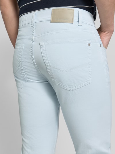 Männermodel trägt Regular Fit Hose mit Eingrifftaschen Modell 'Lyon' von Pierre Cardin im Baumwoll-Elasthan-Mix, Detailaufnahme Rückansicht. Bundweite 41 cm, Innenbeinlänge 80 cm bei Größe 32/32, hellblaue Farbe, glatte Textur.