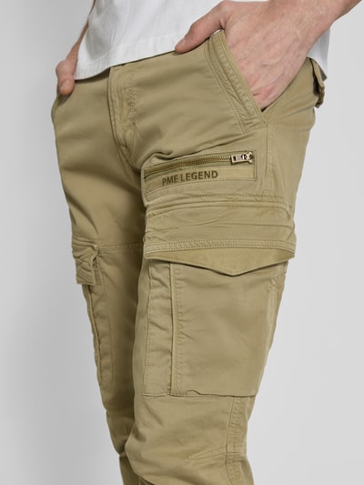 Männermodel trägt Cargohose mit Label-Stitching von PME Legend, Beige, Slim Fit, Cargotaschen, Baumwoll-Elasthan-Mix, Nahaufnahme Oberschenkel.