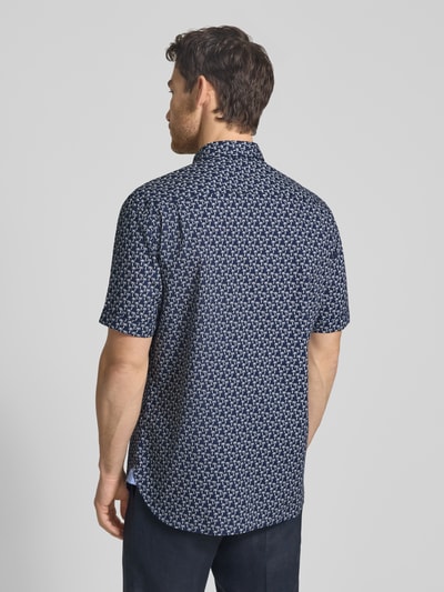 Männermodel trägt Regular Fit Freizeithemd mit Button-Down-Kragen von Christian Berg Men, Allover-Look, Reine Baumwolle, Ganzkörperansicht Rückansicht.
