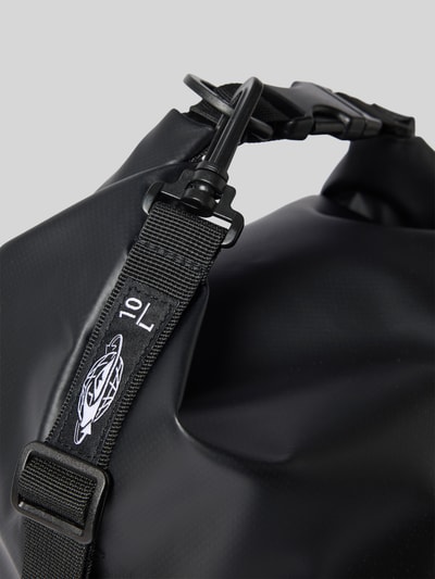 Produktfoto, schwarze Tasche mit Riemen und Label-Print von Quiksilver, glatte Textur, Herren Tasche, Nahaufnahme, Kontext: Label-Print, Riemen