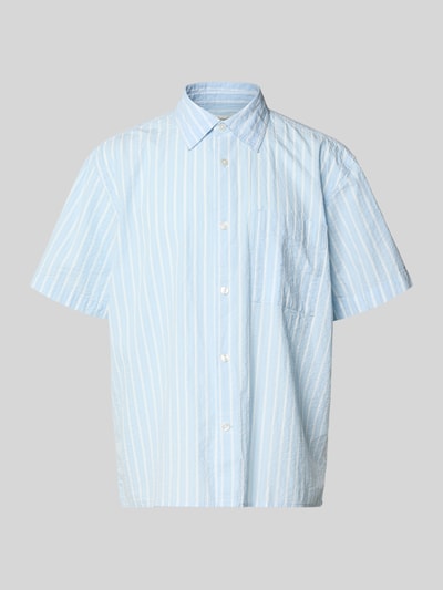 Produktfoto, Relaxed Fit Freizeithemd aus reiner Baumwolle Modell 'STUART' von SELECTED HOMME in Optik:Allover-Muster, gestreift, Seersucker-Struktur, Kentkragen, durchgehende Knopfleiste, Kurzarm, Brusttasche.