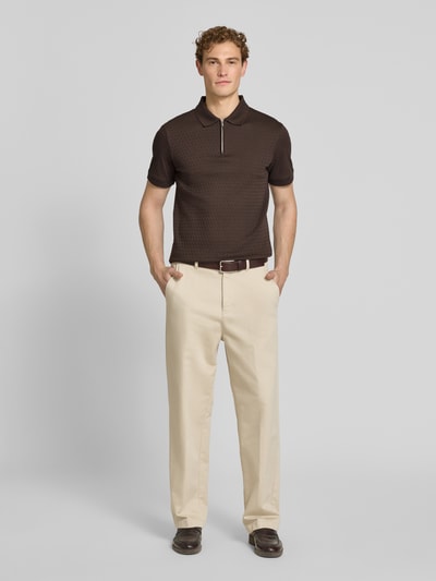Männermodel trägt Slim Fit Poloshirt mit Reißverschluss Modell 'Franciscojose' von JOOP! Collection, braun, Baumwolle, Ganzkörperansicht von vorne.