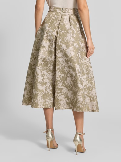 Vrouwenmodel draagt midirok met structuurpatroon van SWING in goud en beige, elastische materiaalmix, a-lijn, bandplooien, naadsluiting, bandwijdte maat 36: 35 cm, totale lengte maat 36: 88 cm, structuur en glans, volledige lichaamsaanzicht achteraan.