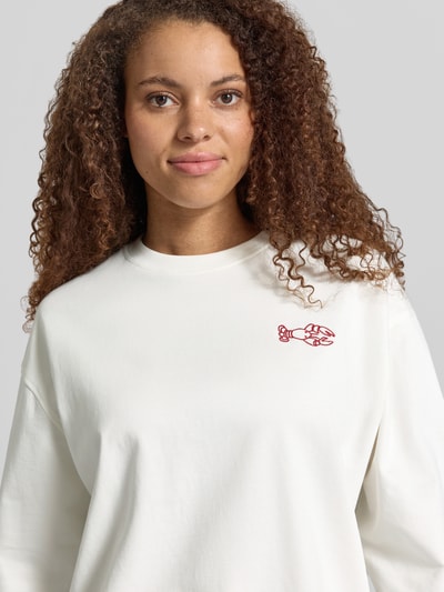 Frauenmodel trägt Oversize Sweatshirt aus reiner Baumwolle - Special Drop von Marc O'Polo Denim in Optik: Unifarben mit Motiv-Stitching, Material: reine Baumwolle, Rundhals-Ausschnitt, Langarm, Nahaufnahme Oberkörper.