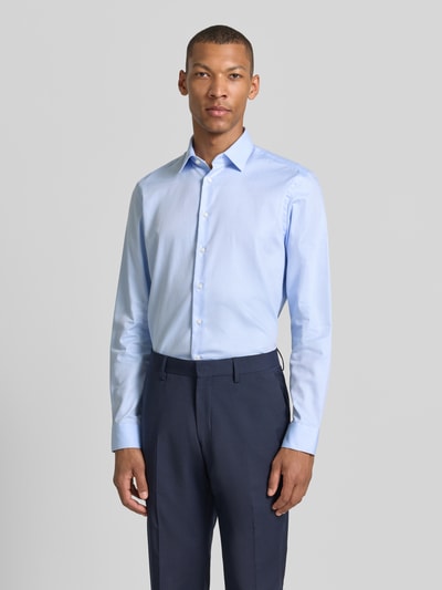 Męskimodel nosi Slim Fit Business-Hemd mit Kentkragen von Jake*s z bawełny, kolor jasnoniebieski, listwa guzikowa, sportowe mankiety, zaokrąglony dół, długość tyłu w rozmiarze 39/40: 79 cm, szerokość w rozmiarze 39/40: 48 cm, długość rękawów w rozmiarze 39/40: 65 cm, krój slim fit, całopostaciowy widok z przodu