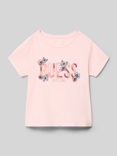 Meisje draagt T-Shirt met Label-Stitching en Pailletten van Guess, katoen-elastaan mix, regular fit, ronde hals, lichtroze, detailopname bovenlichaam