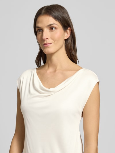 Frauenmodel trägt Regular Fit Blusentop aus reiner Viskose von s.Oliver BLACK LABEL in Uni-Optik, Satintextur, Nahaufnahme Oberkörper.