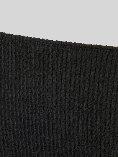 Produktfoto, Detailansicht von schwarzem Bikini-Slip mit Strukturmuster Modell 'SKIN SAND' von Neo Noir, Regular-Fit, elastischer Bund.
