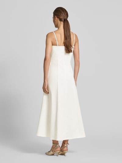 Vrouwenmodel draagt Cocktailkleid mit Spaghettiträgern van Rinascimento in gebroken wit, middellang, taillering, katoenmix met stretch, verstelbare bandjes, riemdetail, karreehals, ritssluiting achter, ruglengte maat S 112 cm, borstbreedte 41 cm, volledige lichaamsweergave achteraan.