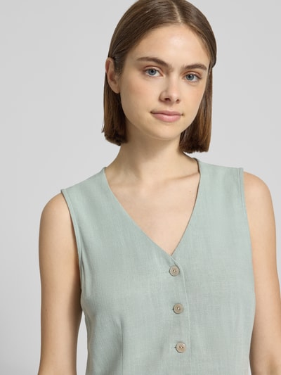 Frauenmodel trägt Tailliertes Freizeitkleid aus Viskose-Leinen-Mix Modell 'SIESTA' von Only in Optik: Unifarben, V-Ausschnitt, Knopfleiste, ohne Ärmel, Materialverarbeitung: Flammgarn, Nahaufnahme Oberkörper.