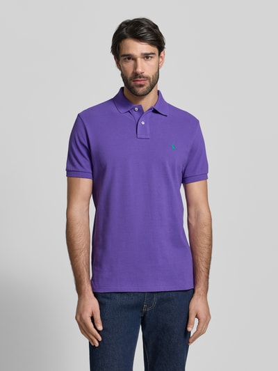 Männermodel trägt Regular Fit Poloshirt aus reiner Baumwolle von Polo Ralph Lauren, Optik: Unifarben, Logo-Detail, Piqué, Ganzkörperansicht von vorne.