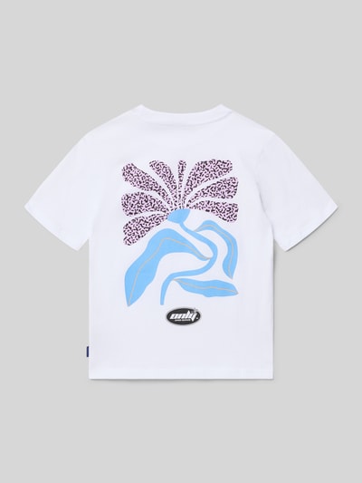 Junge trägt dziecięcy t-shirt Relaxed Fit T-Shirt aus reiner Baumwolle Modell 'MEMPHIS' von Only & Sons, efekt: jednolity kolor, nadruk z motywem, okrągły dekolt, krótki rękaw, proste zakończenie rękawów, dżersej, bawełna, Ganzkörperansicht Rückansicht.