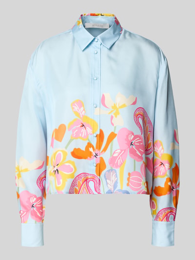 Productfoto, Boxy Fit Bluse aus Seide im Allover-Look van HERZENS, lichtblauw met kleurrijke bloemenprint, hemdkraag, knoopsluiting, pure zijde, ruglengte 58 cm, mouwlengte 60 cm