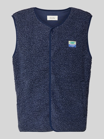 Produktfoto, dunkelblaue Straight Fit Weste mit Logo-Patch Modell 'Hoktown' von American Vintage, Kunstfell mit sichtbarer Struktur.