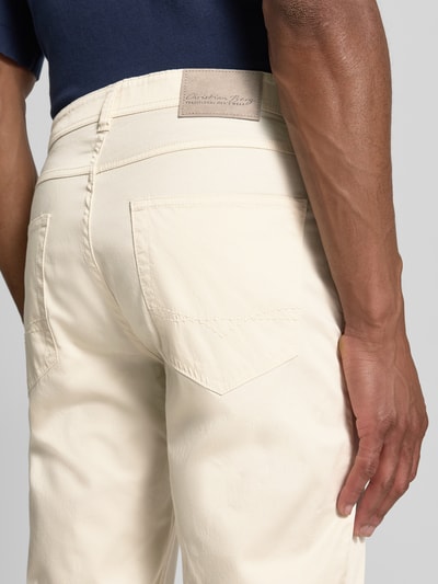 Männermodel trägt Hose mit Eingrifftaschen von Christian Berg Men aus Baumwoll-Elasthan-Mix, Slim-Fit, cremefarben, Nahaufnahme Rückansicht.