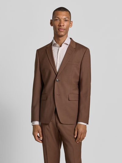 Männermodel trägt Sakko mit Woll-Anteil und Label-Patch Modell 'Jamie' von Tiger Of Sweden, Material-Mix, Regular-Fit, Reverskragen, Knopfverschluss, Brustleistentasche, Pattentaschen; Rückenlänge 71 cm, Schulterbreite 41 cm, Ärmellänge 65 cm, braune Farbe, glatte Textur, Ganzkörperansicht von vorne.