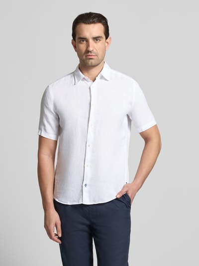 Mannenmodel draagt Casual Fit Freizeithemd aus Leinen van OLYMP Level Five, puur linnen, kentkraag, knoopsluiting, wit, vooraanzicht bovenlichaam.