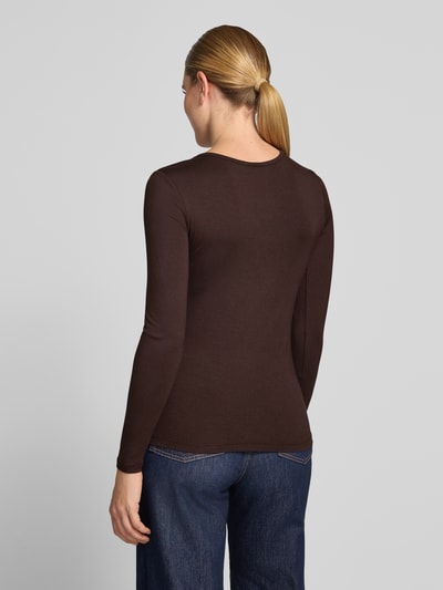 Frauenmodel trägt Longsleeve aus Viskose-Elasthan-Mix Modell 'Liana' von FREE/QUENT in Braun, figurbetonter Schnitt, Ganzkörperansicht Rückansicht. Damen Longsleeve, Rundhalsausschnitt, Rückenlänge bei Größe S 59 cm, glatte Textur.