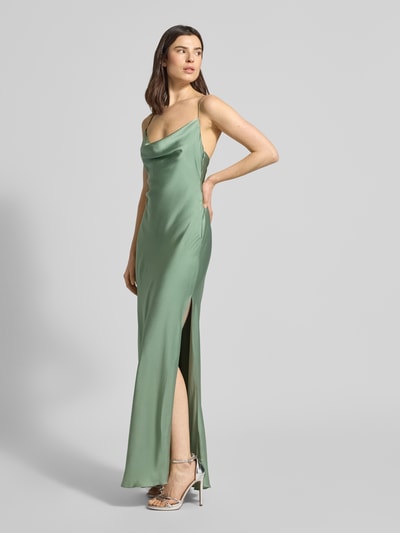Kobiece modelka nosi Regular Fit Abendkleid mit Rückenausschnitt od Unique, satynowa, zielona, cienkie ramiączka, długość tyłu 128 cm, szerokość w rozmiarze 36: 40 cm, krój regular fit, widok całej sylwetki z przodu