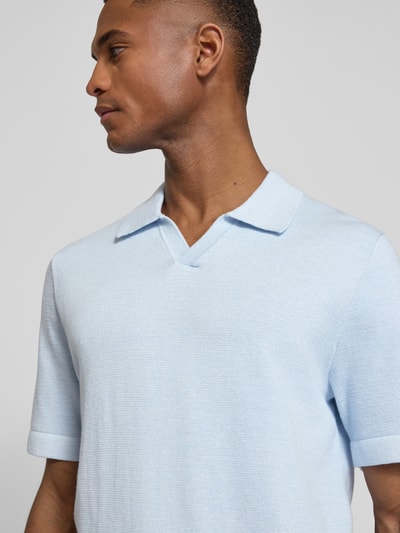 Männermodel draagt gebreid shirt met v-hals model 'MILANO' van Jack & Jones Premium, katoenmix, recht model, platte kraag, labeldetail, ruglengte bij maat M 69 cm, nahaufnahme bovenlichaam.