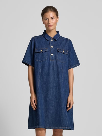 Frauenmodel trägt knielanges Jeanskleid mit Brusttaschen Modell 'Biba East' von MOS MOSH, Blau, Straight Fit, Baumwolle, Ganzkörperansicht von vorne.