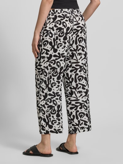 Frauenmodel trägt Weite HOSE aus reiner Viskose Modell 'BARRI' von Pieces, Optik:Allover-Muster, grafisches Muster, 3/4-Länge, seitliche Eingrifftaschen, Bundabschluss: elastisch, schwarz-weiß, Ganzkörperansicht Rückansicht.