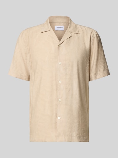 Produktfoto, Modern Fit Freizeithemd mit Strukturmuster von Lindbergh in Beige, Viskose-Mix mit Reverskragen und Knopfleiste, leichte Textur, Herren. Rückenlänge 73 cm, Schulterbreite 48 cm, Ärmellänge 26 cm, Größe M.