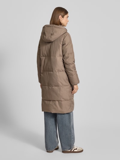 ONLY Płaszcz pikowany o kroju comfort fit z drobną fakturą model ‘IRENE’ Szarobrązowy 5