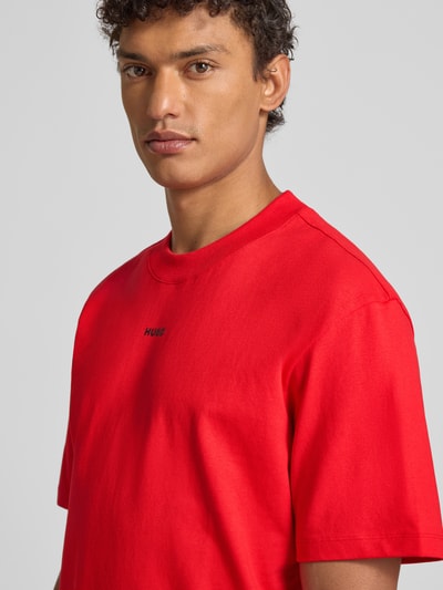 Männermodel trägt Relaxed Fit T-Shirt aus reiner Baumwolle Modell 'DAPOLINO' von HUGO, Optik: Unifarben, Label Print, Nahaufnahme Oberkörper