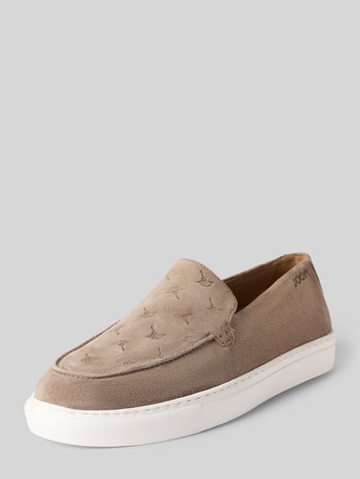 Produktfoto, Slip-on-Sneaker aus Leder mit Logo-Muster von JOOP! SHOES in Beige, abgerundete Spitze, Modell 'velluto coralie', 3 cm Absatzhöhe, 6 cm Schafthöhe, 14 cm Schaftweite, sichtbare Leder-Textur, weiße Sohle