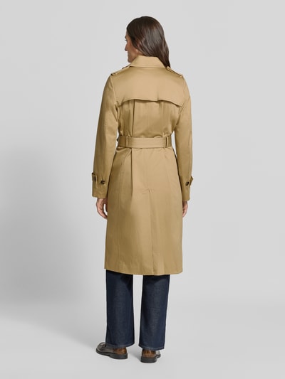 Vrouwenmodel draagt Regular Fit trenchcoat uit katoenmix van Jake*s Collection, zandkleur, glad oppervlak, rechte lijnen, volledige lichaamsopname achteraan.