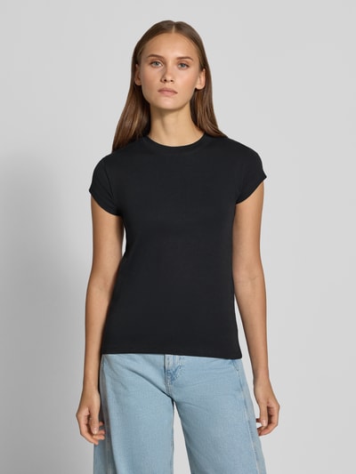 Frauenmodel trägt schwarzes T-Shirt mit Rundhalsausschnitt Modell 'EVERYDAY' von Topshop aus reiner Baumwolle, gerader Schnitt, Ganzkörperansicht von vorne.